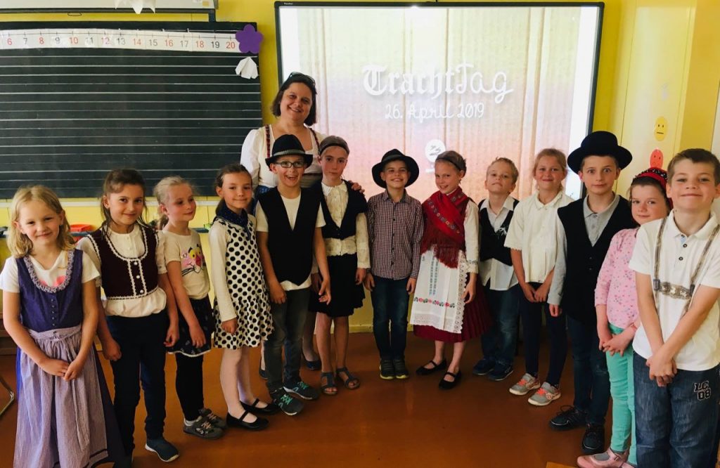 TrachtTag in der Klasse 2b der Innerstädtischen Schule Fünfkirchen/Pécs (Zugeschickt von: Viktória Kleics-Wunderlich)
