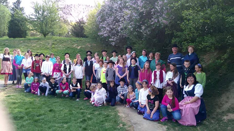 TrachtTag in der Grundschule von Ahlaß/Olasz: 53 Kinder, 6 LehrerInnen