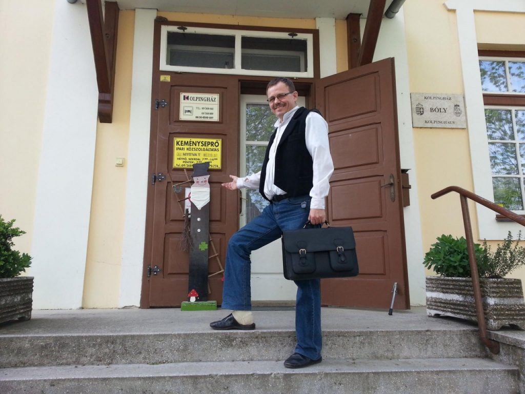 János Szeifert, Vorsitzender der Deutschen Selbstverwaltung in Feked, arbeitet als “Rafangskehrer”-Unternehmer in Bóly und Umgebung, so ging er am 24. April zur Arbeit!