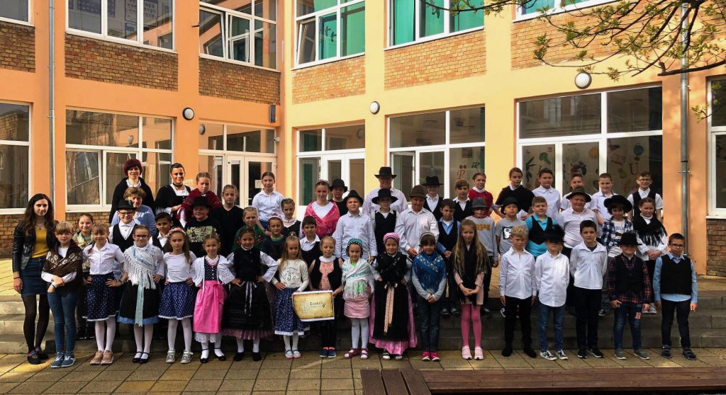 Kinder in der Parkstraße-Grundschule Mohatsch/Mohács. Die Unterstufe feierte in der Schule, die Oberstufe machte von Zuhause mit. (zugeschickt von Nikolett Egyházi)