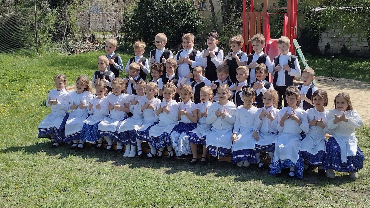 TrachtTag 2025 in der Eötvös-Grundschule in Orasch/Diósd - Zugeschickt von: Virág Bana-Csillag