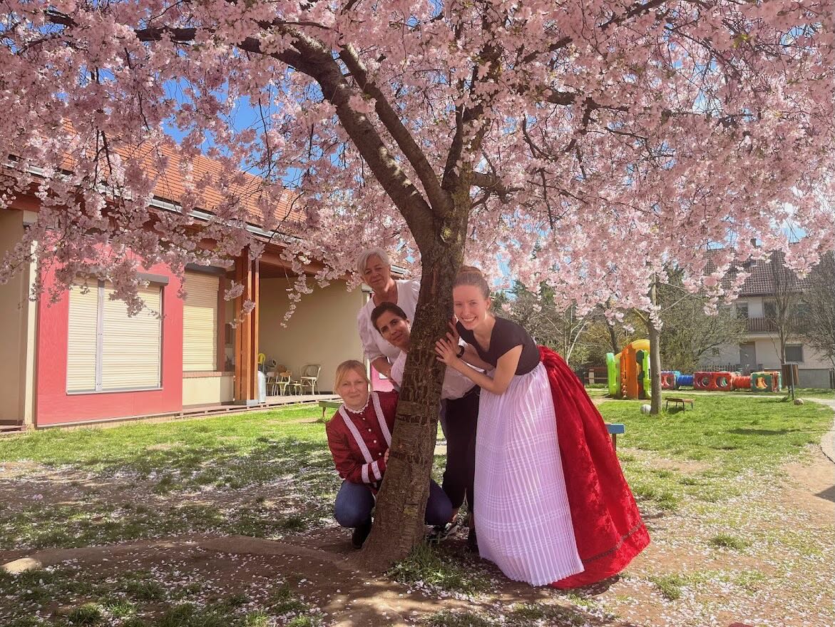 TrachtTag mit den Pädagogen des Kindergartens „Tündérkert”
in Schambek/Zsámbék - Zugeschickt von: Tamás Bors