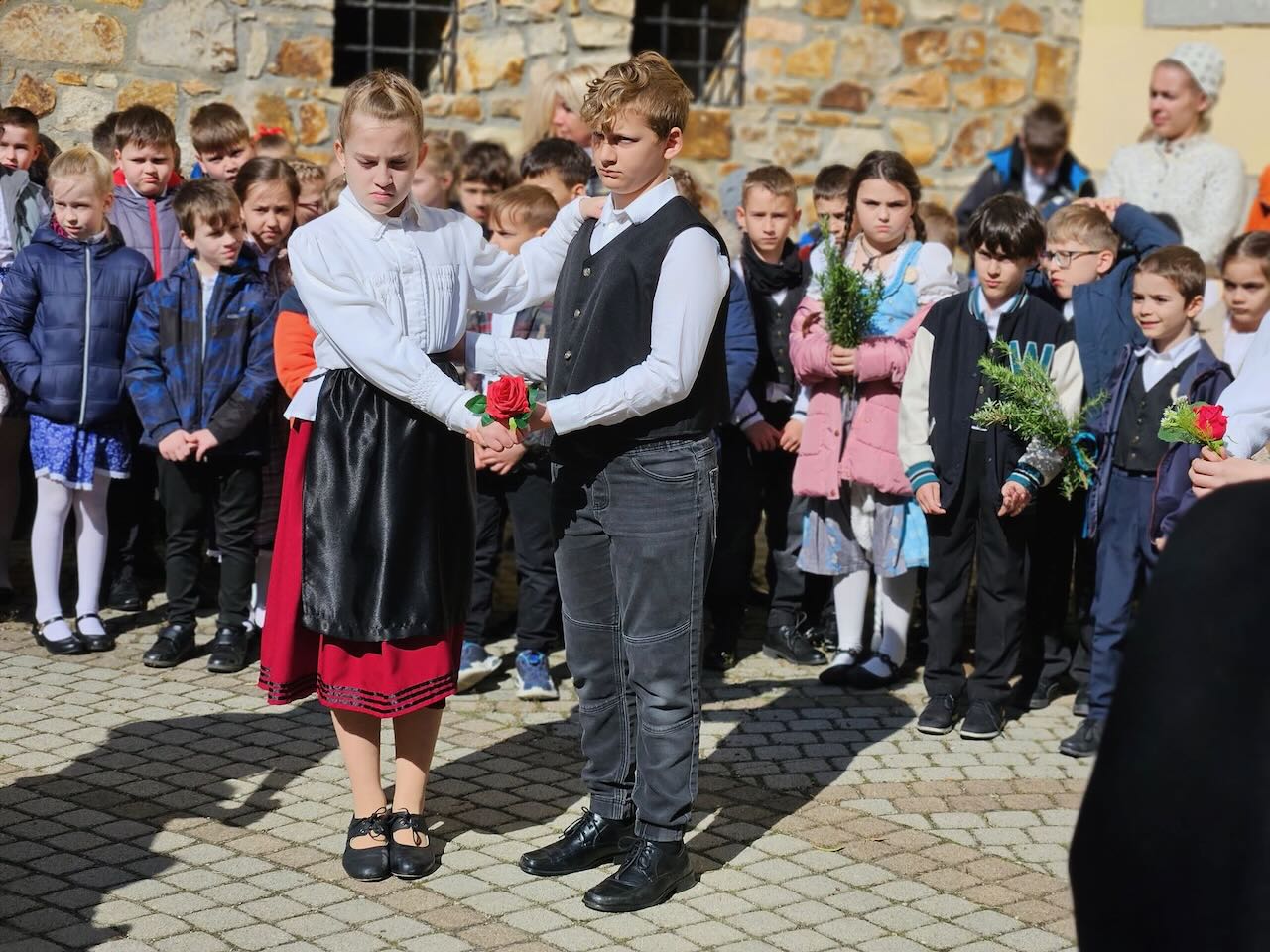 Umzug am TrachtTag mit den Schülern der Oberstädtischen Grundschule in Stuhlweißenburg/Szekesfehervar - Zugeschickt von: DNSV Stuhlweißenburg