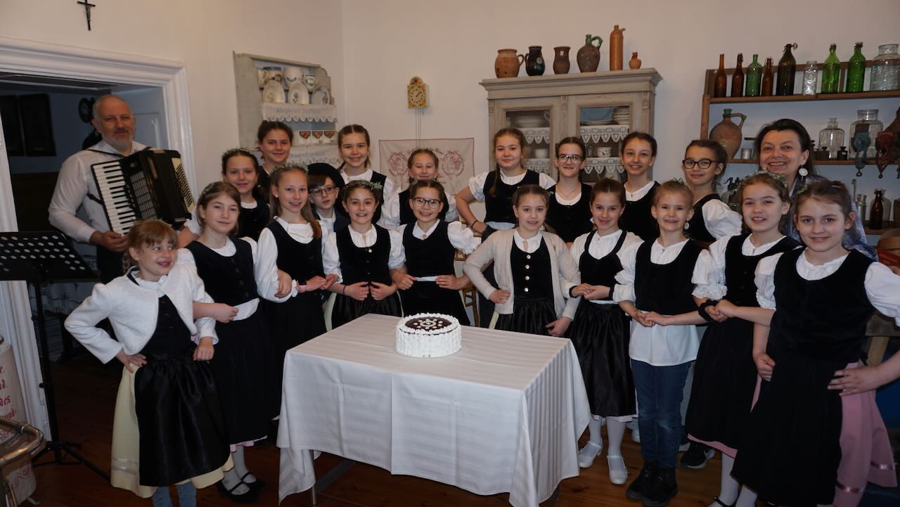 TrachtTag mit den Schülern der Johann Hauck Deutschen Nationaliätengrundschule in Tschawa/Piliscsaba - Zugeschickt von: Tímea Manek
