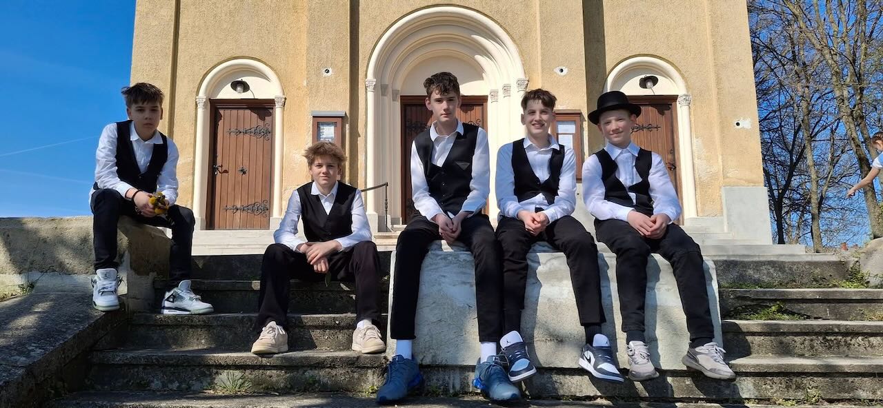 TrachtTag mit Jungs aus der Nationalitätenklasse 7a der Dózsa-Grundschule in Wesprim/Veszprém - Zugeschickt von: Katalin Anita Kis-Hudák