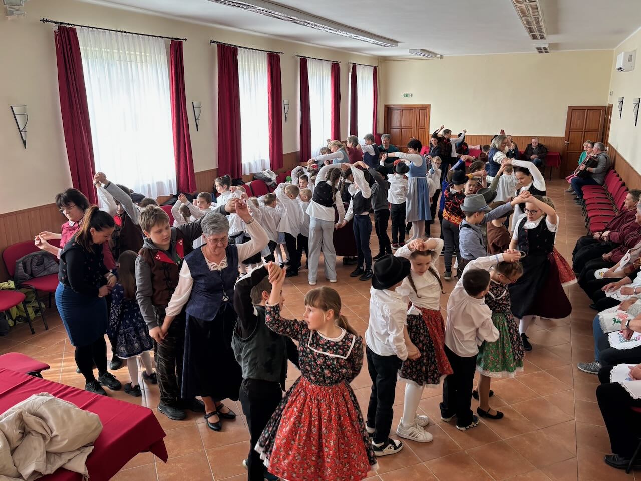 TrachtTag in der Filialschule Gyöngyszem der II. Rákóczi Ferenc Grundschule in Trautsondorf/Hercegkút - Zugeschickt von: Klára Nagy-Vinkler