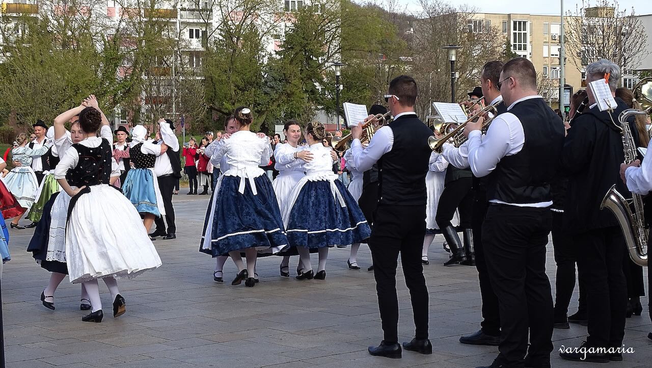 TrachtTag
in Totiser Kolonie/Tatabánya - Kulturgruppen aus dem Komitat Komorn-Gran - Zugeschickt von: Mária Varga