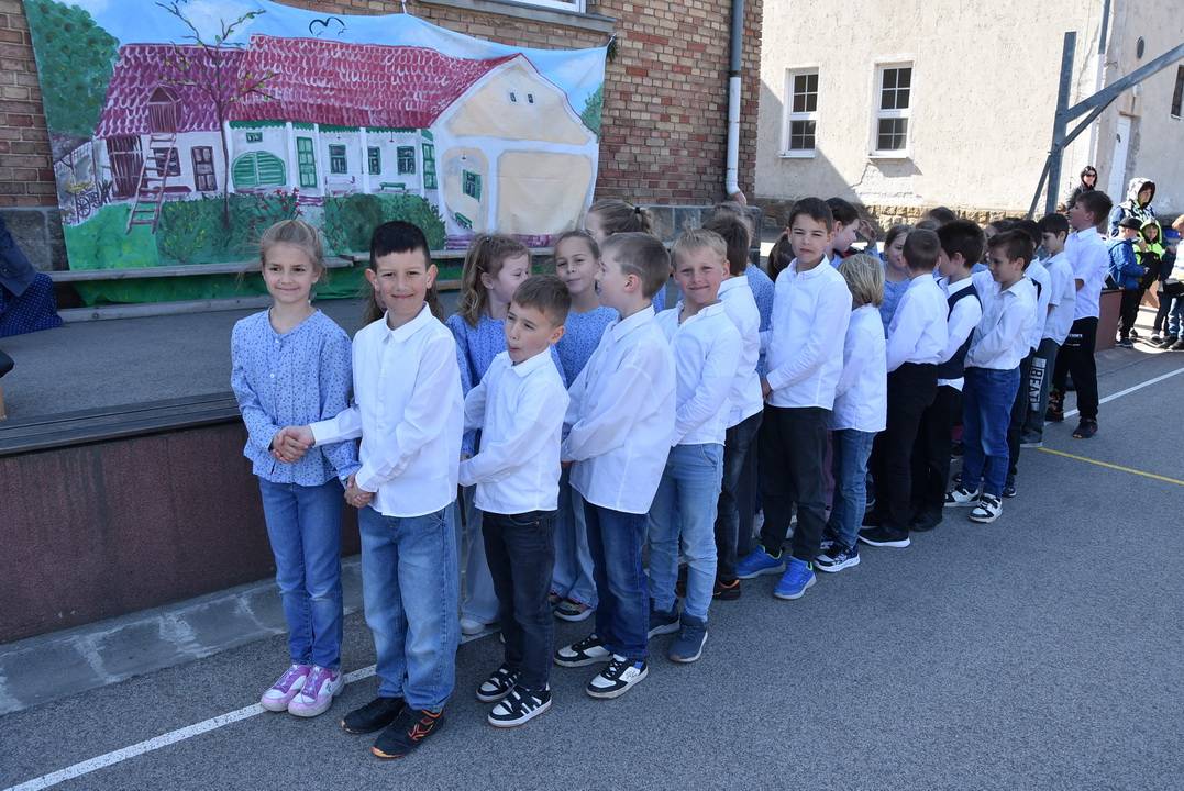 TrachtTag in der Deutschen Nationalitätenschule Werischwar/Pilisvörösvár - Zugeschickt von: Zsuzsa Kozma