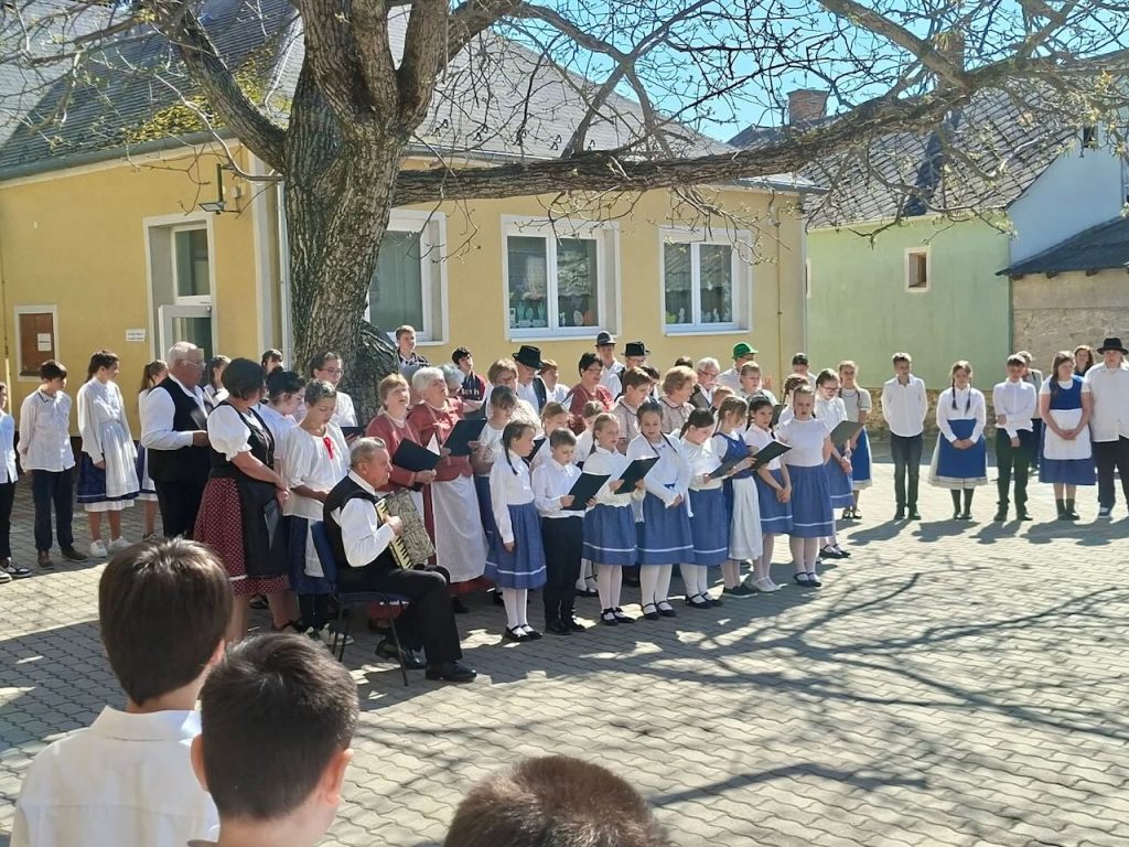 TrachtTag in der Deutschen Nationalitätengrundschule in Nanna/Bakonynána