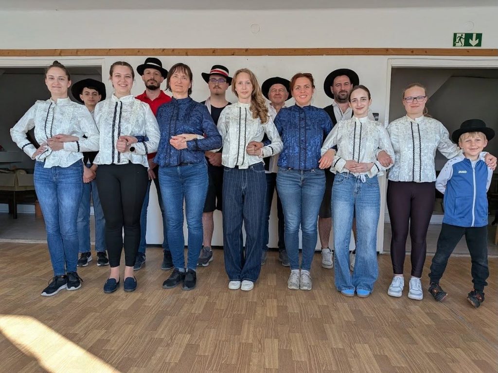 TrachtTag mit Mitgliedern der Ungarndeutschen Tanzgruppe von Obergalla/Felsőgalla - Zugeschickt von: Gizella Takács