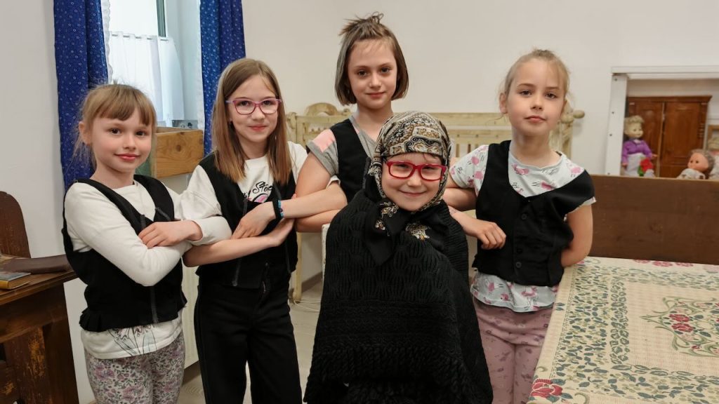 TrachtTag in der Deutschen Nationalitätengrundschule „Hársfadombi” in Maan/Mány - Zugeschickt von: Judit Bernvallner-Sárközi