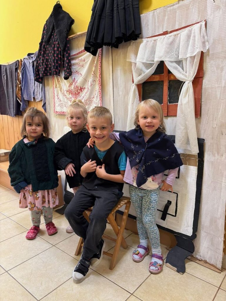 TrachtTag im Deutschen Nationalitätenkindergarten Wunderbaum in Urkut/Úrkút - Zugeschickt von: Ivett Tróbert